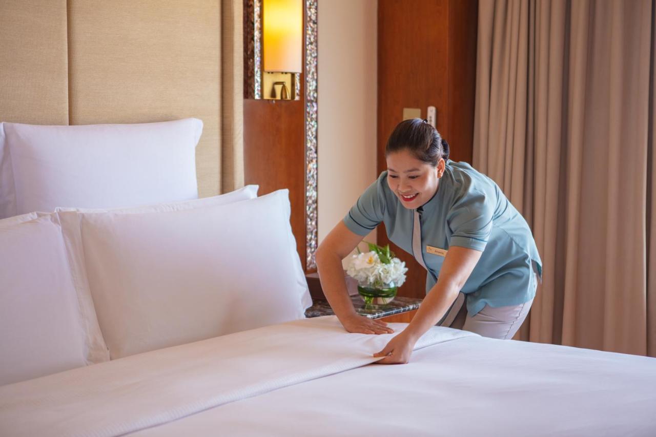 Jumeirah Messilah Beach Kuwait Kuwait City Eksteriør bilde A chambermaid making a bed