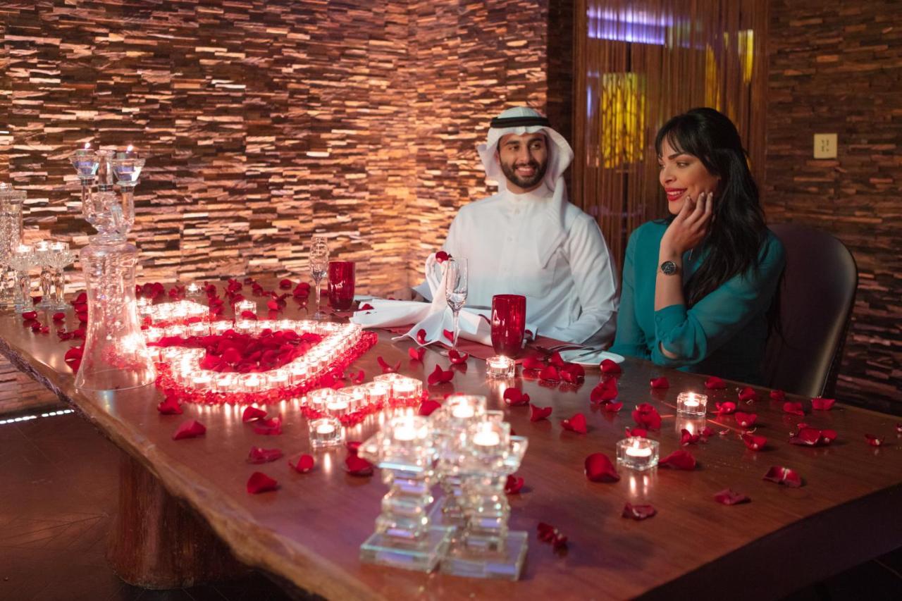Jumeirah Messilah Beach Kuwait Kuwait City Eksteriør bilde A couple at a restaurant in Dubai