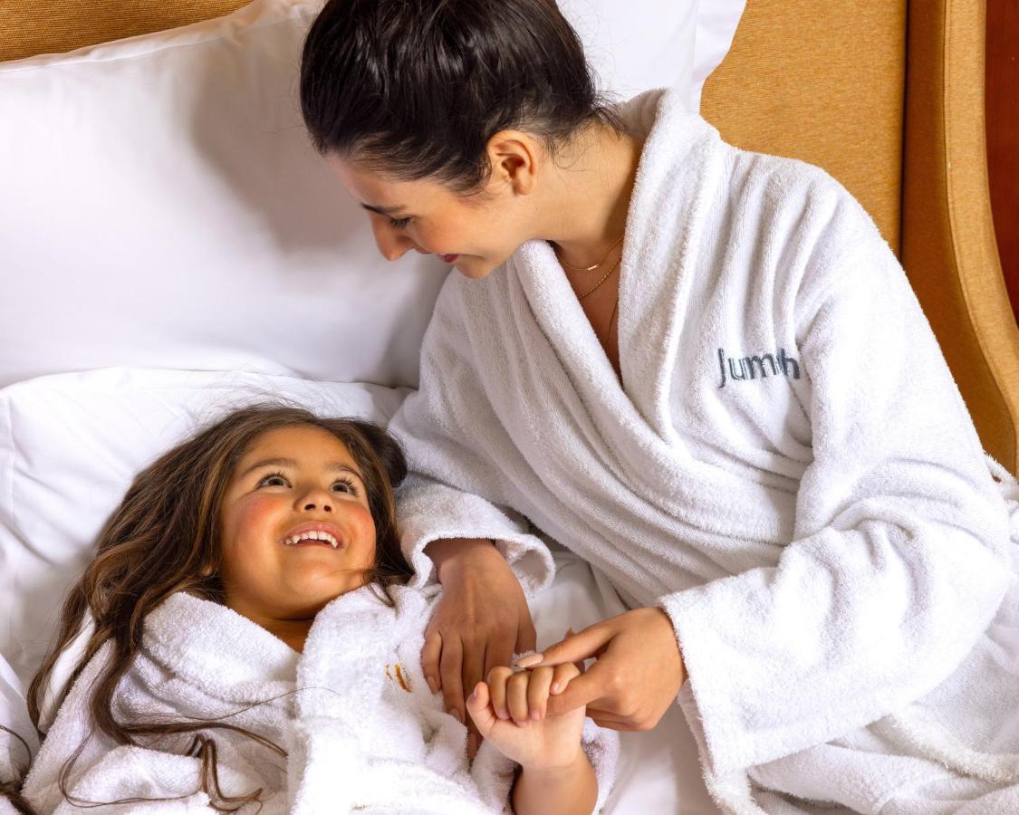 Jumeirah Messilah Beach Kuwait Kuwait City Eksteriør bilde A mother and daughter wearing bathrobes