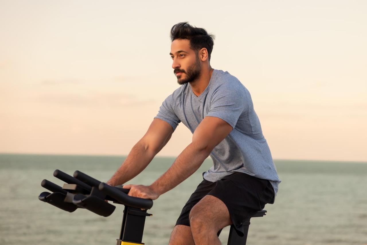 Jumeirah Messilah Beach Kuwait Kuwait City Eksteriør bilde A man on a stationary bicycle