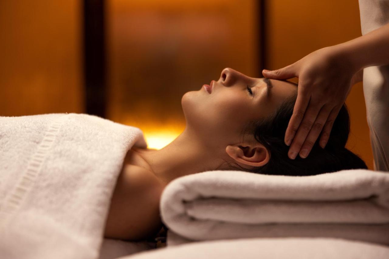 Jumeirah Messilah Beach Kuwait Kuwait City Eksteriør bilde A woman receiving a head massage