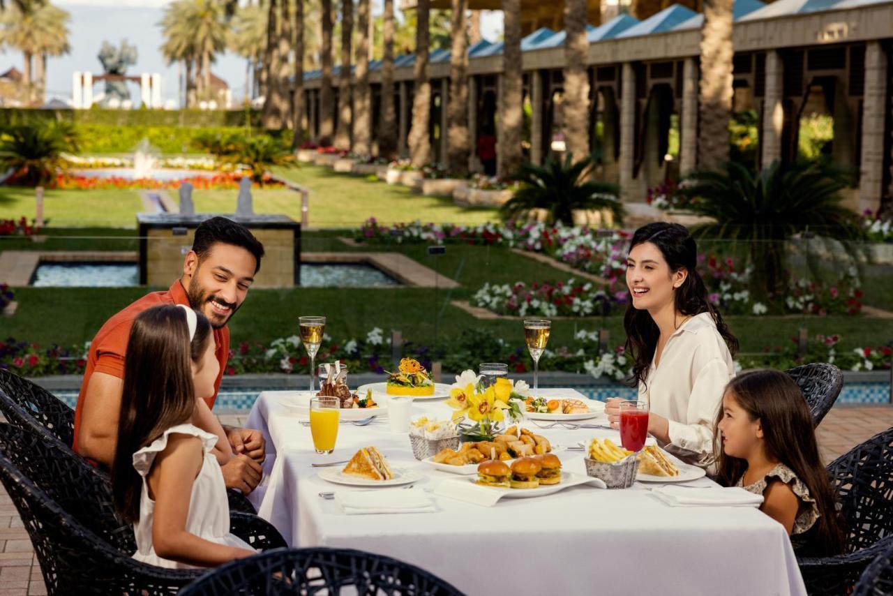 Jumeirah Messilah Beach Kuwait Kuwait City Eksteriør bilde Family dining at the resort