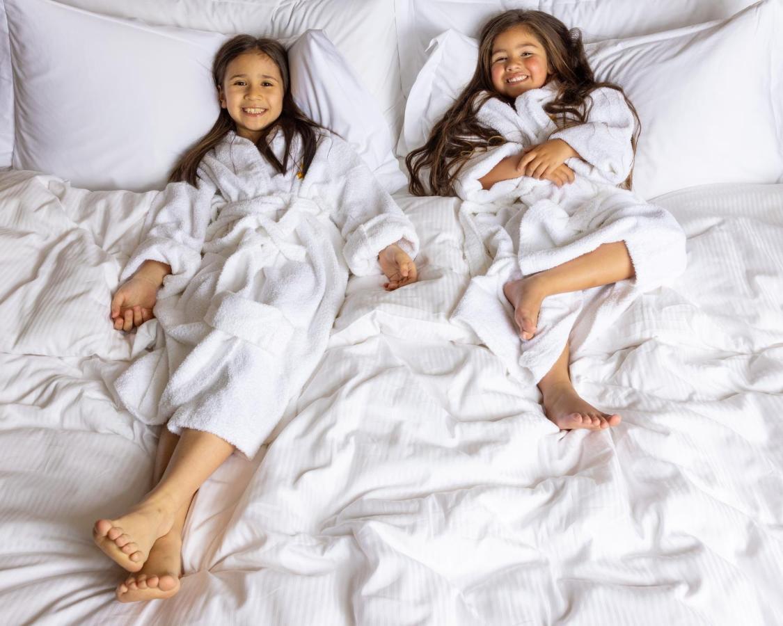 Jumeirah Messilah Beach Kuwait Kuwait City Eksteriør bilde Two girls wearing bathrobes