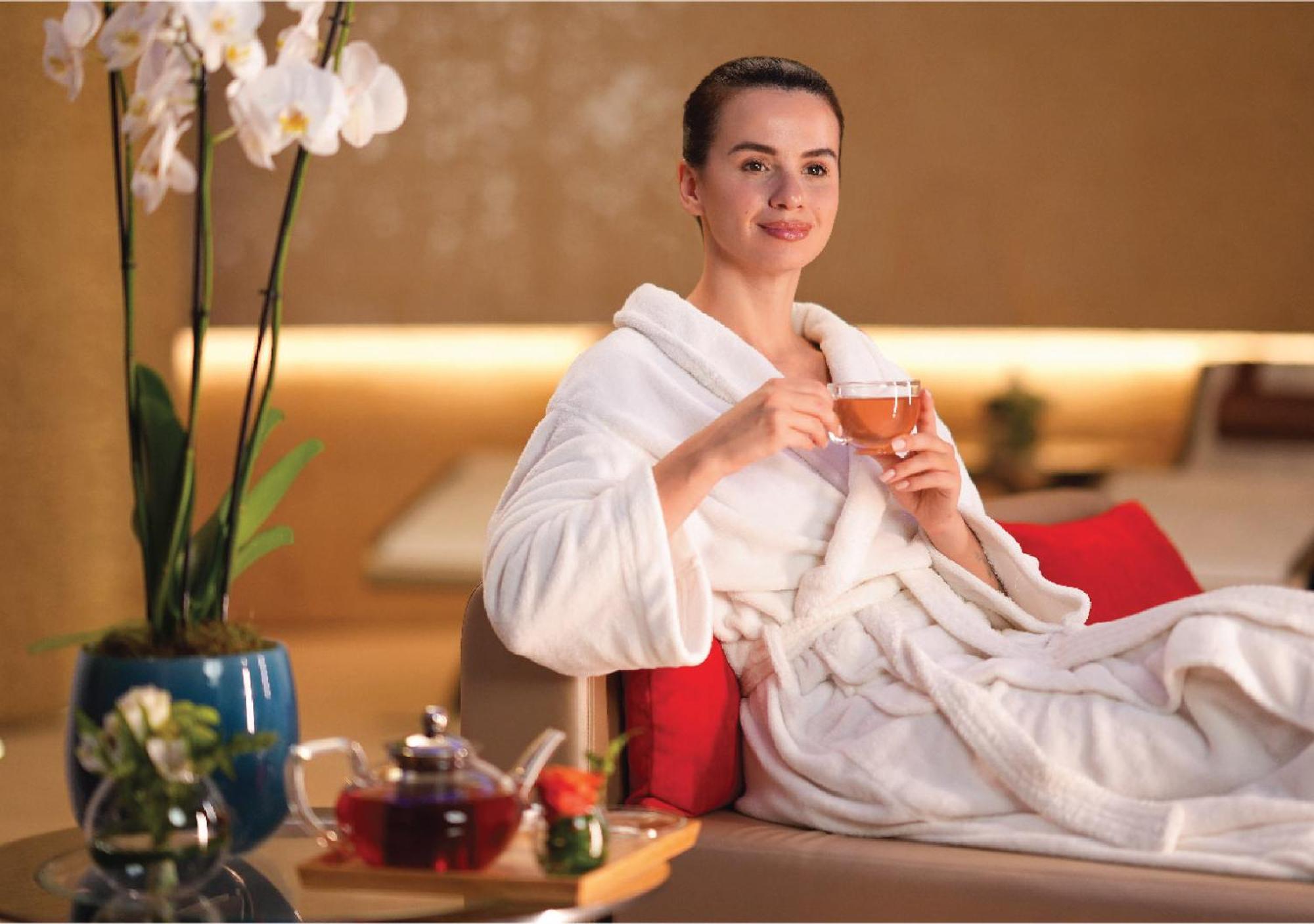 Jumeirah Messilah Beach Kuwait Kuwait City Eksteriør bilde A woman wearing a bathrobe