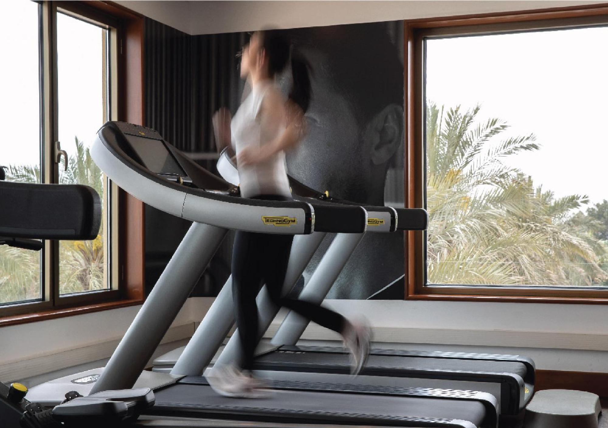 Jumeirah Messilah Beach Kuwait Kuwait City Eksteriør bilde A treadmill in use
