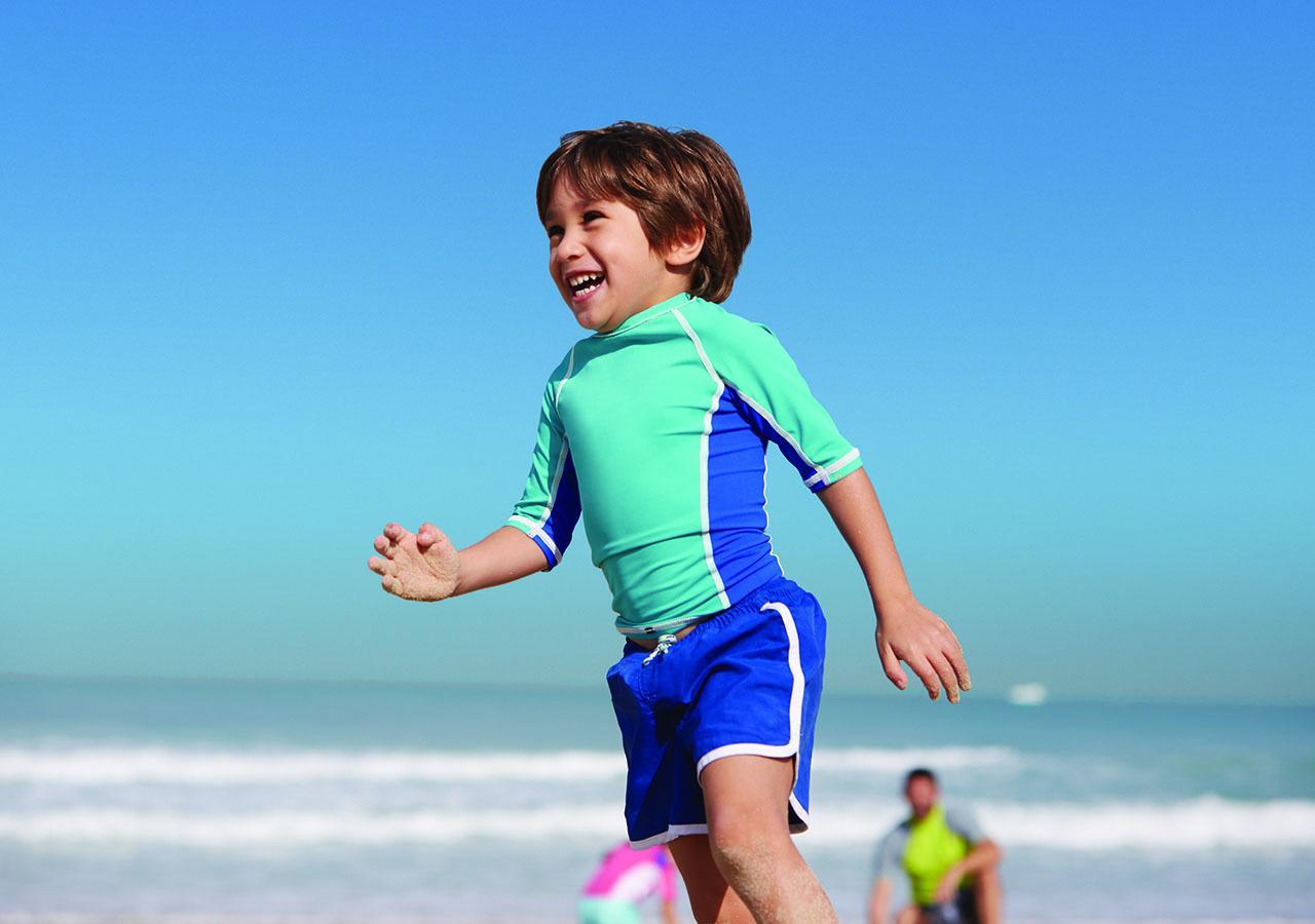 Jumeirah Messilah Beach Kuwait Kuwait City Eksteriør bilde A child wearing a rash vest