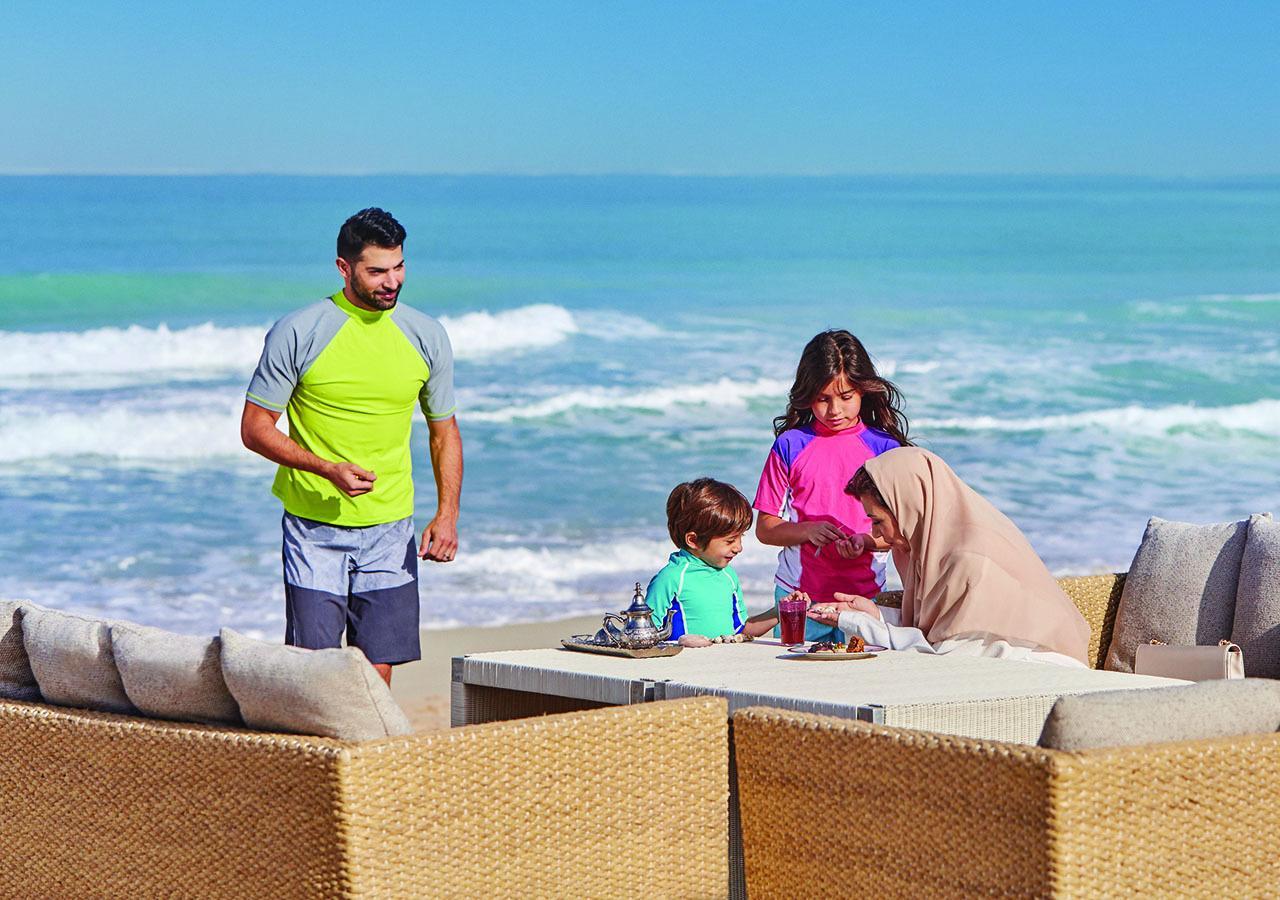 Jumeirah Messilah Beach Kuwait Kuwait City Eksteriør bilde Family at the beach