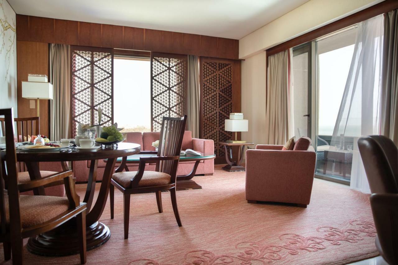 Jumeirah Messilah Beach Kuwait Kuwait City Eksteriør bilde A suite at the hotel