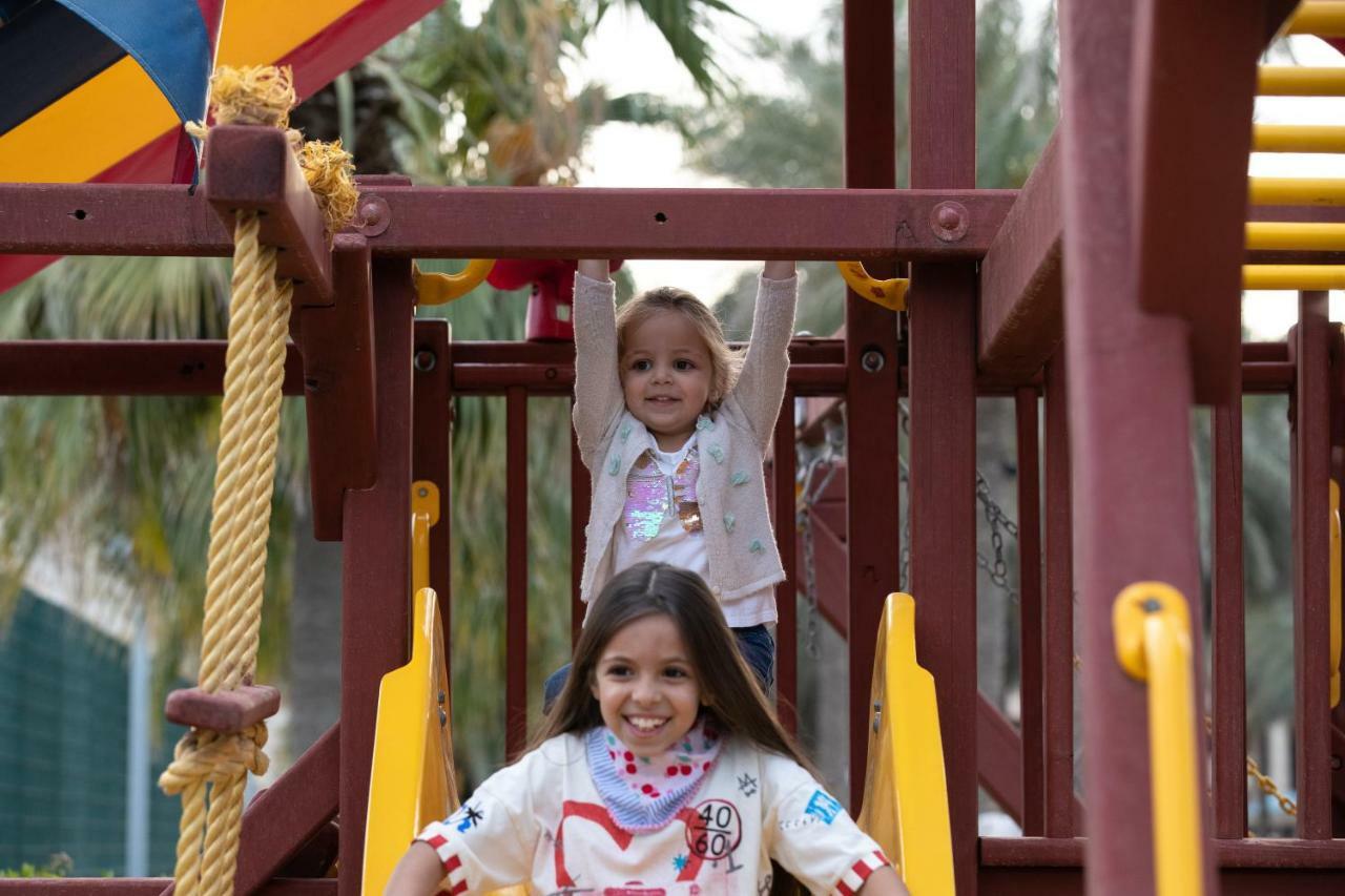 Jumeirah Messilah Beach Kuwait Kuwait City Eksteriør bilde Children playing at the park