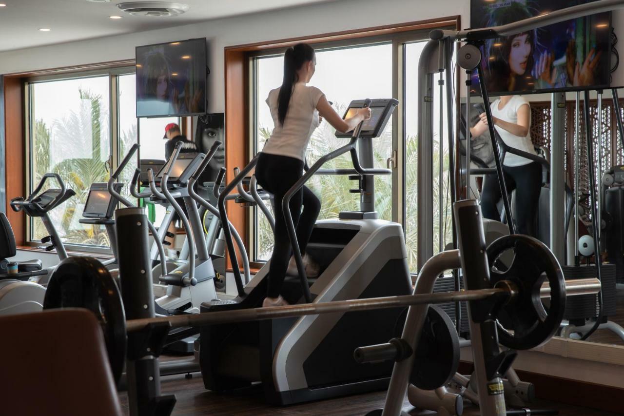 Jumeirah Messilah Beach Kuwait Kuwait City Eksteriør bilde A woman on a cross trainer
